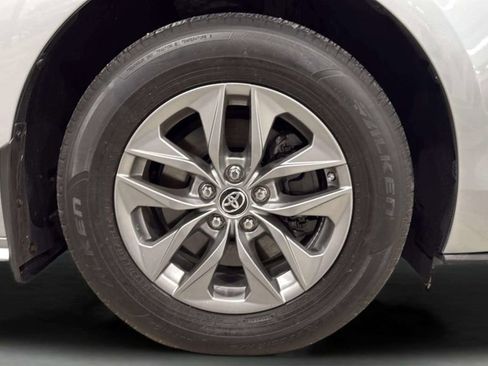 Used 2024 Toyota Sienna LE FWD image 41