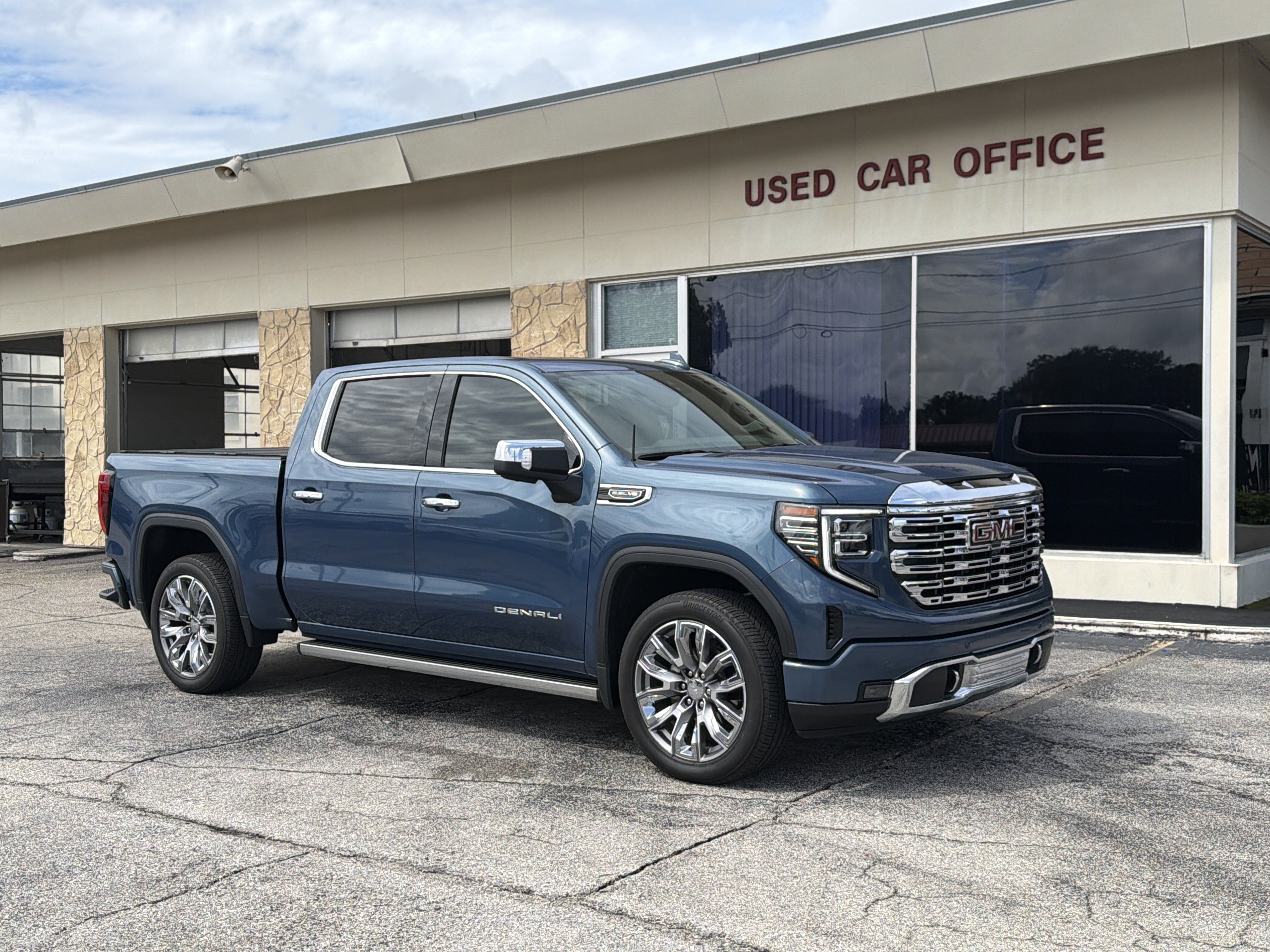Used 2025 GMC Sierra 1500 Denali w/ Denali Reserve Package AWD/4WD image 1