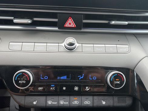Used 2025 Hyundai Elantra SEL FWD image 21