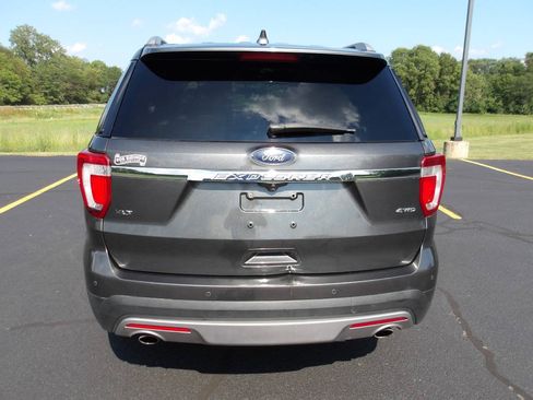 Used 2017 Ford Explorer XLT w/ Equipment Group 202A AWD/4WD image 4