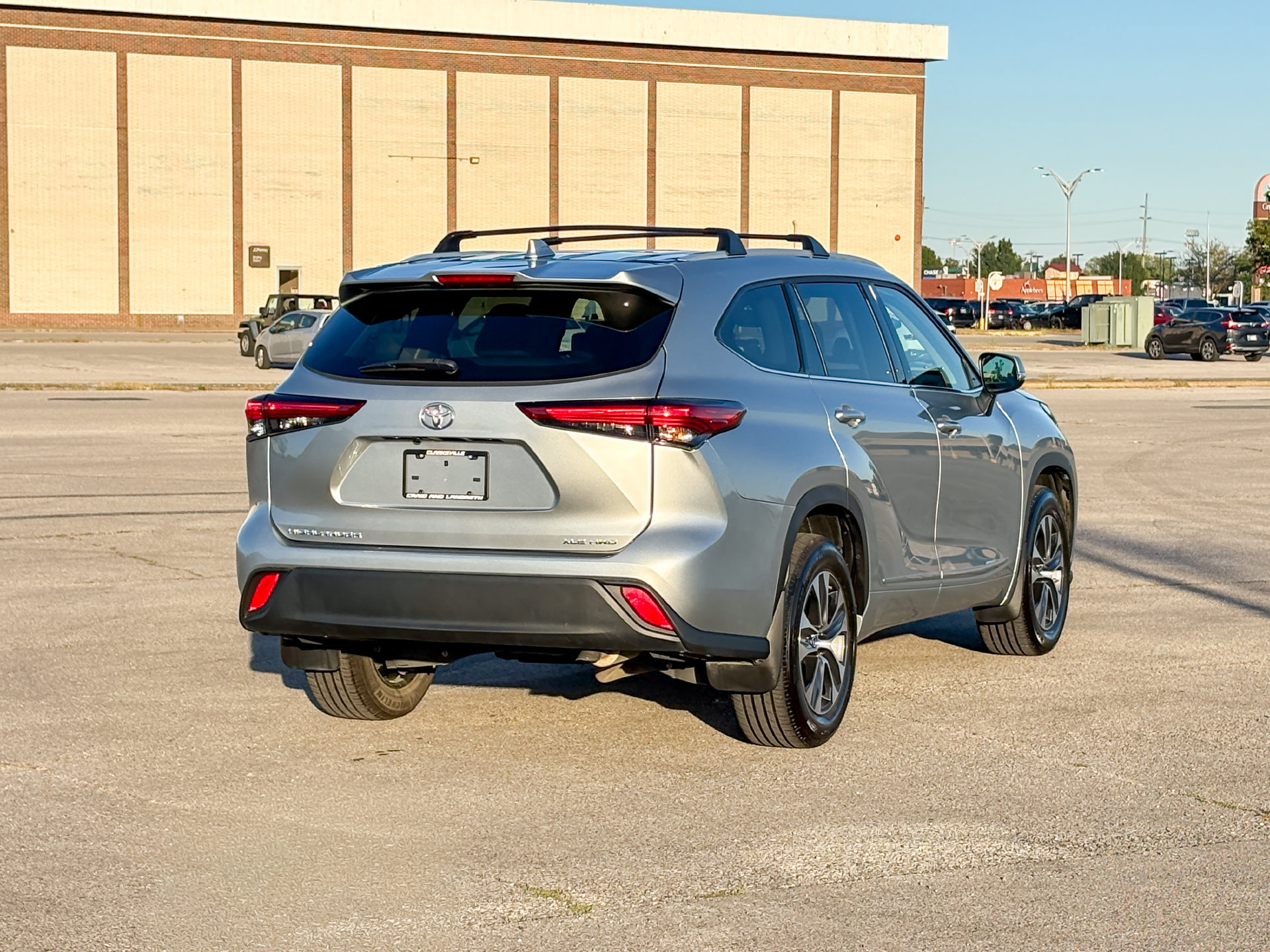 Used 2022 Toyota Highlander XLE AWD/4WD image 12