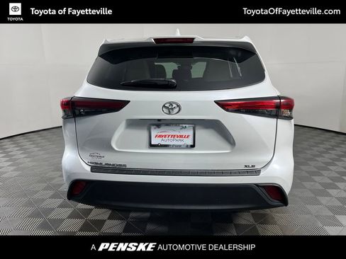 Used 2022 Toyota Highlander XLE FWD image 4