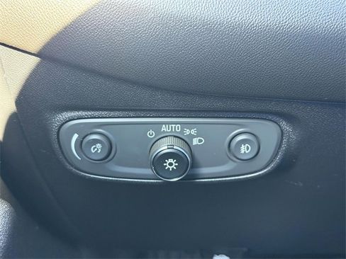 Used 2018 Chevrolet Equinox Premier image 23