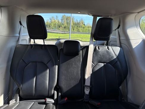 Used 2023 Chrysler Pacifica Touring-L FWD image 15