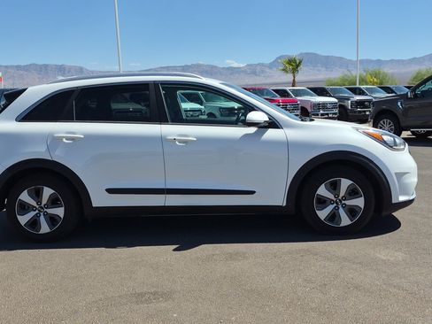 Used 2019 Kia Niro EX FWD image 2