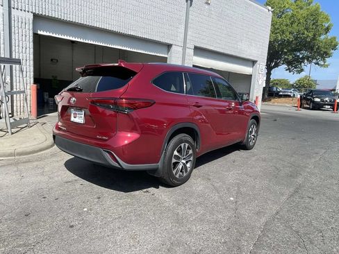 Used 2021 Toyota Highlander XLE AWD/4WD image 6
