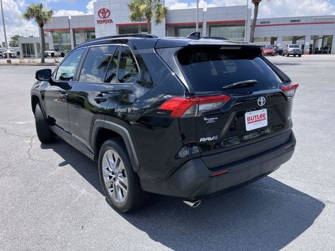 Used 2022 Toyota RAV4 XLE Premium FWD image 3