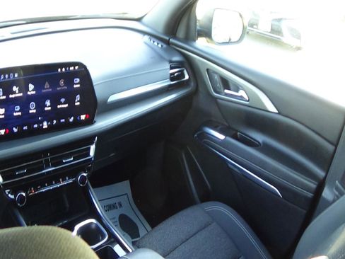 Used 2025 Chevrolet Traverse LT FWD image 14