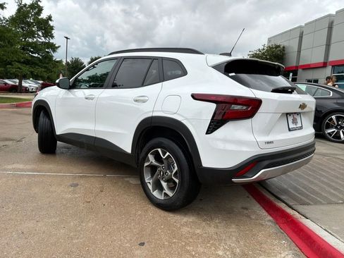 Used 2025 Chevrolet Trax LT FWD image 8