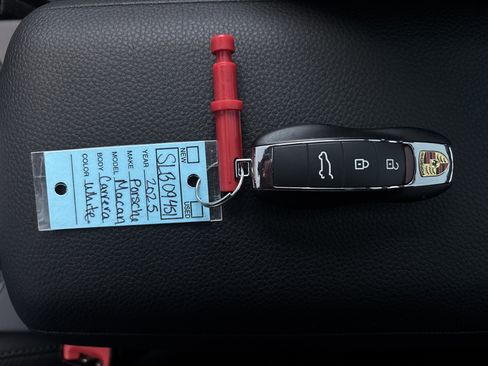 Certified 2025 Porsche Macan image 26