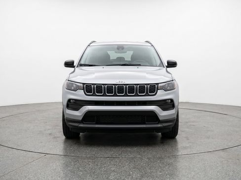 Used 2025 Jeep Compass Latitude AWD/4WD image 2