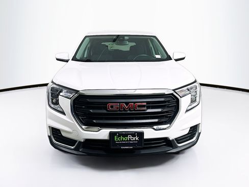 Used 2024 GMC Terrain SLE FWD image 2