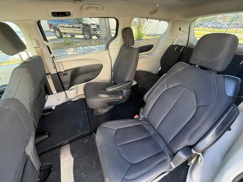 Used 2017 Chrysler Pacifica Touring Plus w/ Tire & Wheel Group FWD image 10