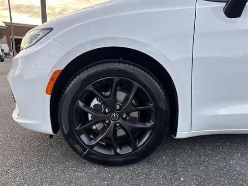 New 2026 Chrysler Pacifica Limited w/ S Appearance Package image 10