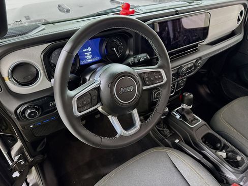 Used 2025 Jeep Wrangler Unlimited Sahara image 11