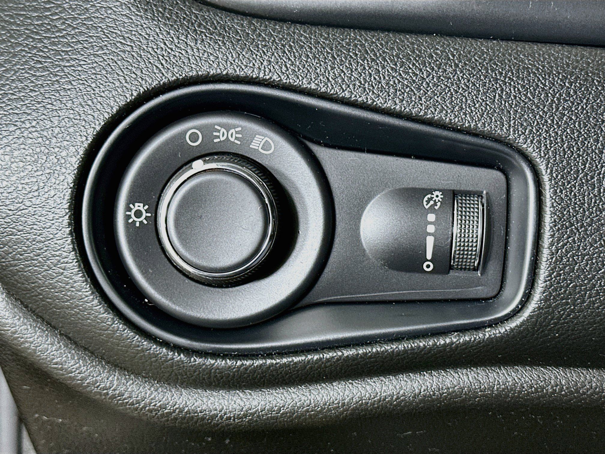 Used 2023 Jeep Renegade Latitude AWD/4WD image 17