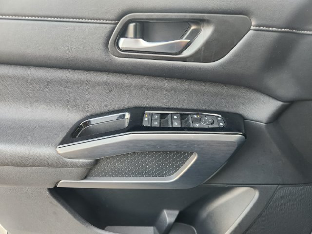 Used 2025 Nissan Pathfinder SL FWD image 25