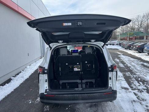 Used 2025 Toyota Sienna XLE w/ XLE Plus Package image 13