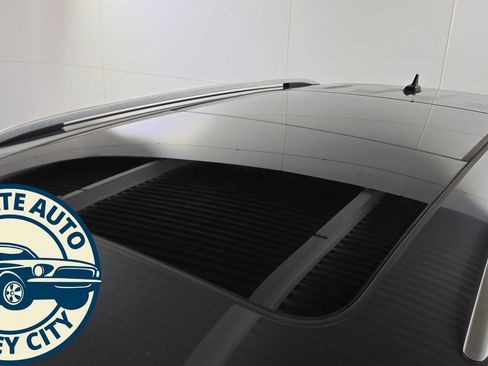 Used 2022 Volkswagen Tiguan SE w/ Panoramic Sunroof Package AWD/4WD image 9
