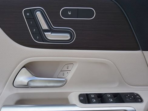 Used 2025 Mercedes-Benz GLB 250 image 22