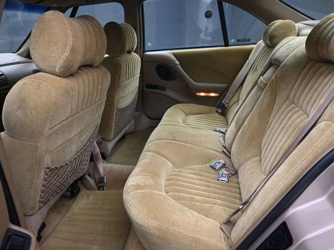 Used 1995 Pontiac Bonneville SE FWD image 12