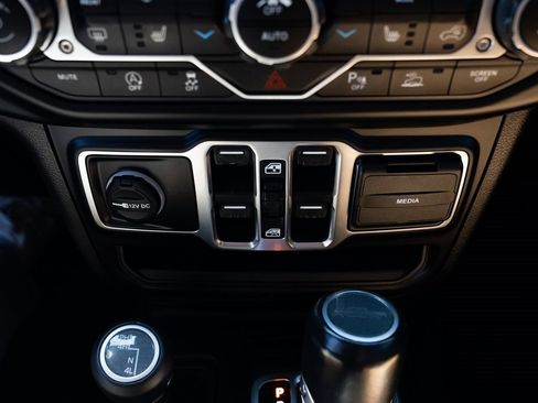 Used 2020 Jeep Gladiator Overland image 19