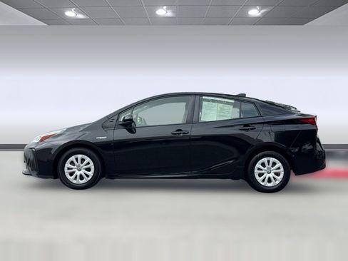 Used 2022 Toyota Prius LE image 2