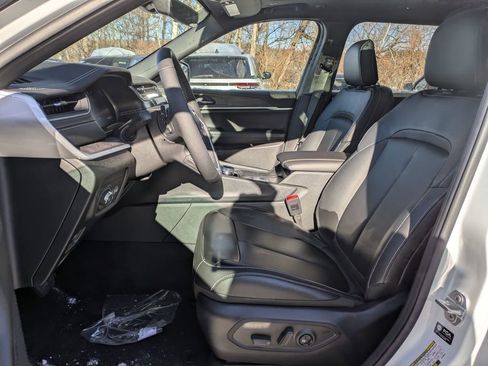 New 2025 Jeep Grand Cherokee L Limited image 12