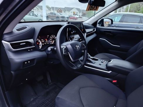 Used 2023 Toyota Highlander L image 6