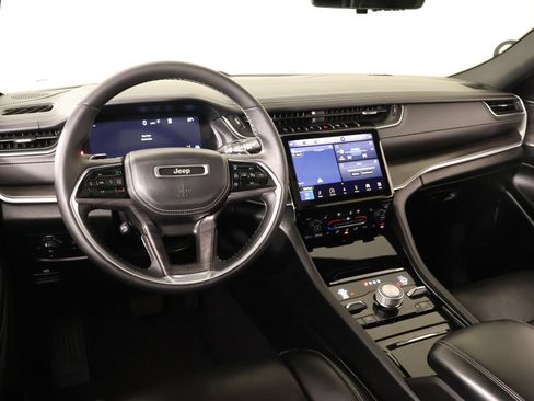 Used 2023 Jeep Grand Cherokee Overland w/ Luxury Tech Group IV AWD/4WD image 2