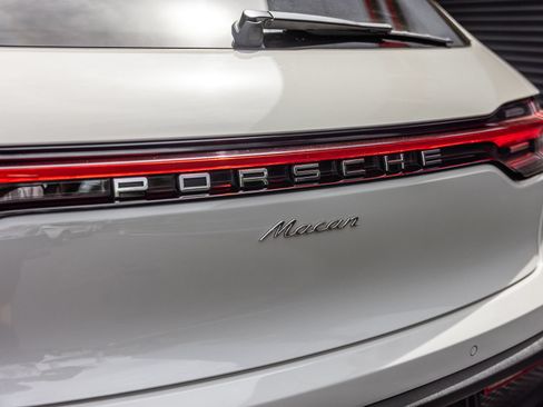 Certified 2023 Porsche Macan AWD/4WD image 24