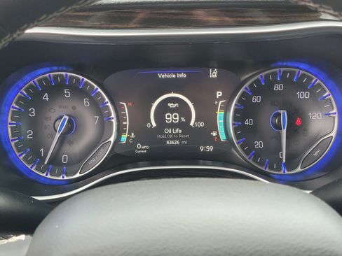 Used 2024 Chrysler Pacifica Limited FWD image 10