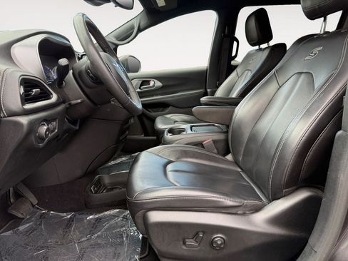Used 2023 Chrysler Pacifica Touring-L w/ S Appearance Package FWD image 6