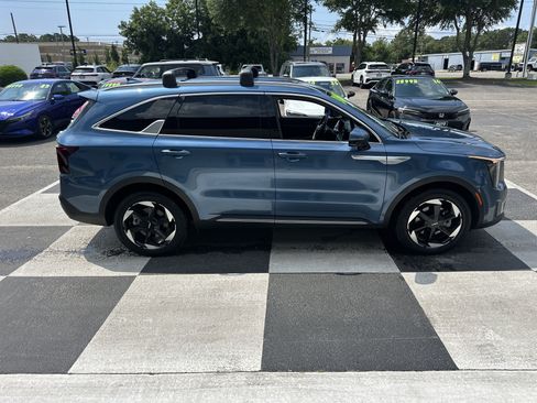 Used 2025 Kia Sorento EX FWD image 3