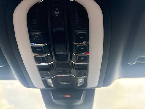 Used 2023 Porsche Macan AWD/4WD image 20