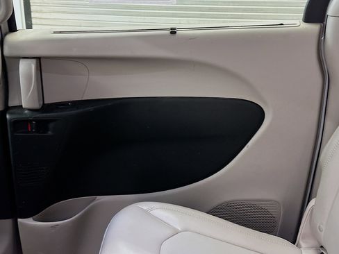 Used 2017 Chrysler Pacifica Touring-L image 33