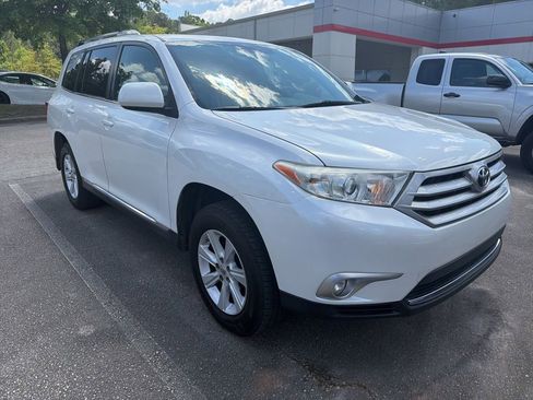 Used 2011 Toyota Highlander SE w/ Tow Pkg image 4