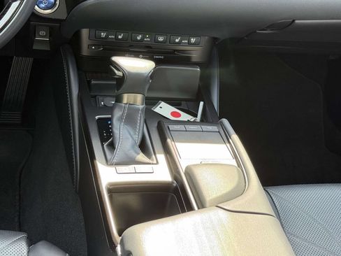 Used 2019 Lexus ES 300h w/ Accessory Package FWD image 19