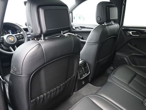Certified 2025 Porsche Macan Turbo AWD/4WD image 8