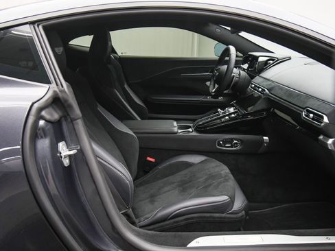 Used 2025 Aston Martin V8 Vantage Coupe image 45