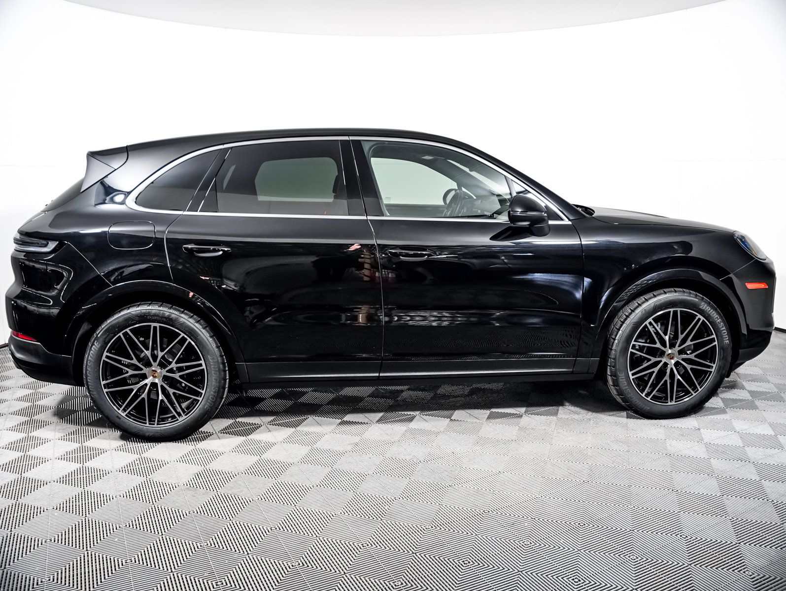 Certified 2024 Porsche Cayenne w/ Premium Package AWD/4WD image 9