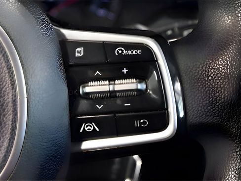 Certified 2022 Kia Sorento LX image 11