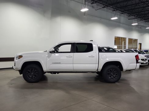 Used 2021 Toyota Tacoma SR5 w/ Technology Package AWD/4WD image 4