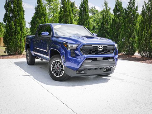 Used 2025 Toyota Tacoma TRD Sport AWD/4WD image 2