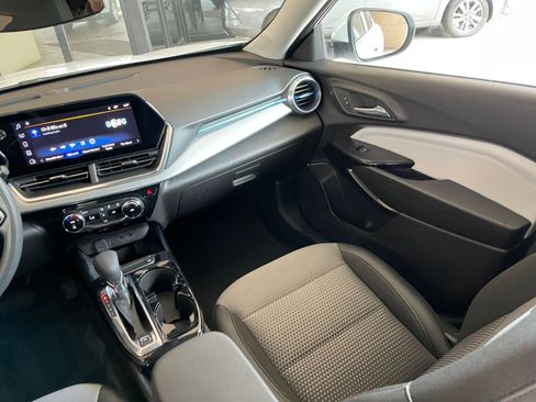 Used 2025 Chevrolet Trax LT image 34