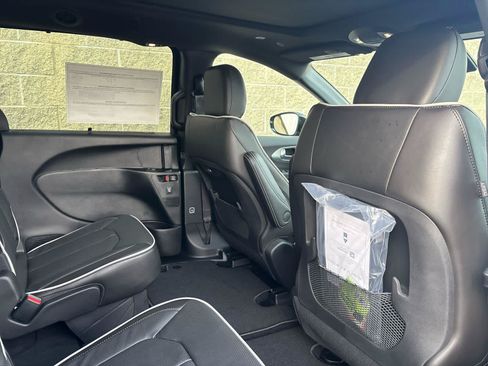 New 2026 Chrysler Pacifica Limited FWD image 26