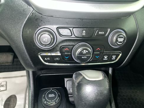 Used 2014 Jeep Cherokee Latitude w/ Comfort/Convenience Group AWD/4WD image 21