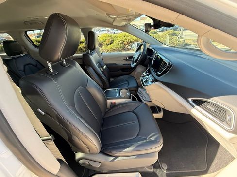 Used 2024 Chrysler Pacifica Touring-L image 38