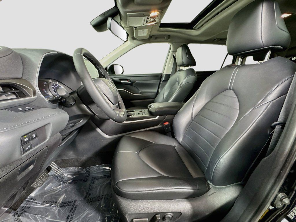 Used 2023 Toyota Highlander XLE AWD/4WD image 18