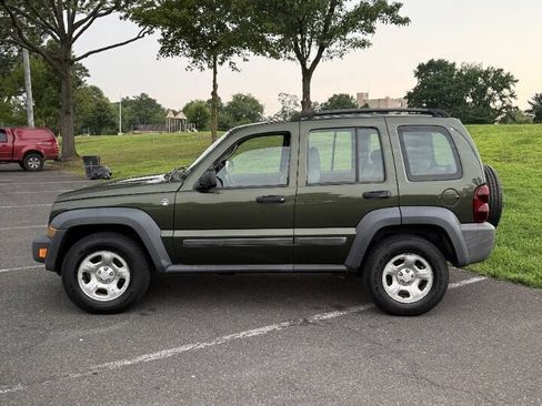 Used 2007 Jeep Liberty Sport AWD/4WD image 2